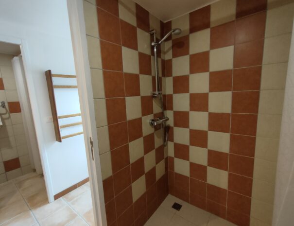 Intérieur cabine de douche n°2, salle de bain 1e étage