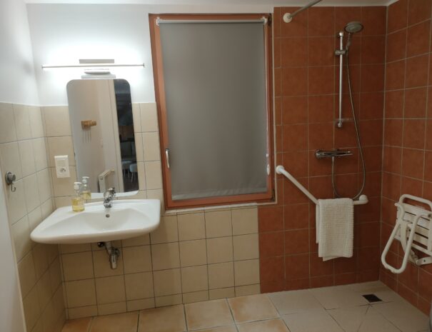 Salle de bain rez-de-chaussée : Douche à l'italienne et lavabo adaptés PMR